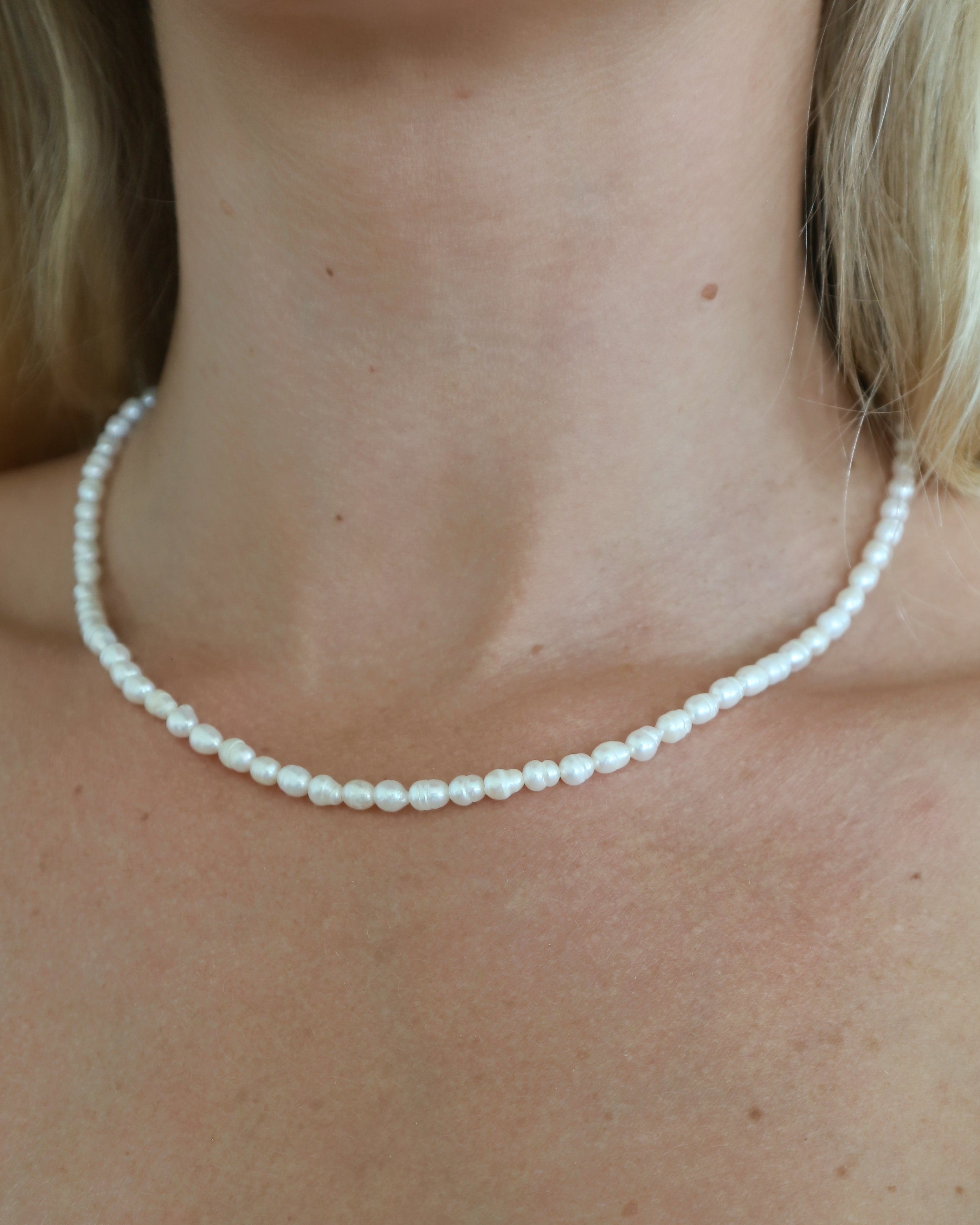 Baroque pearl necklace on neckline 