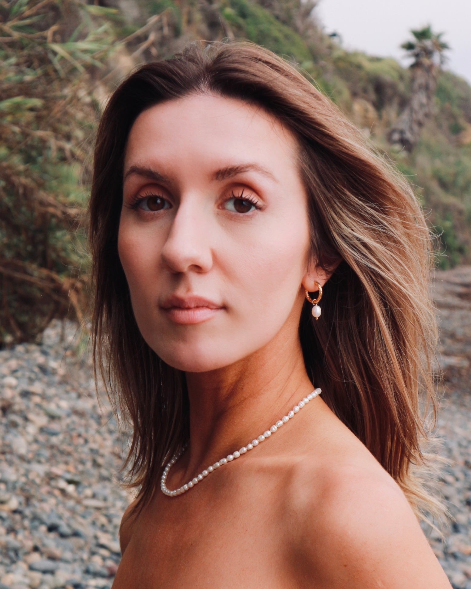 WOMAN WEARING PEARL JEWELRY 