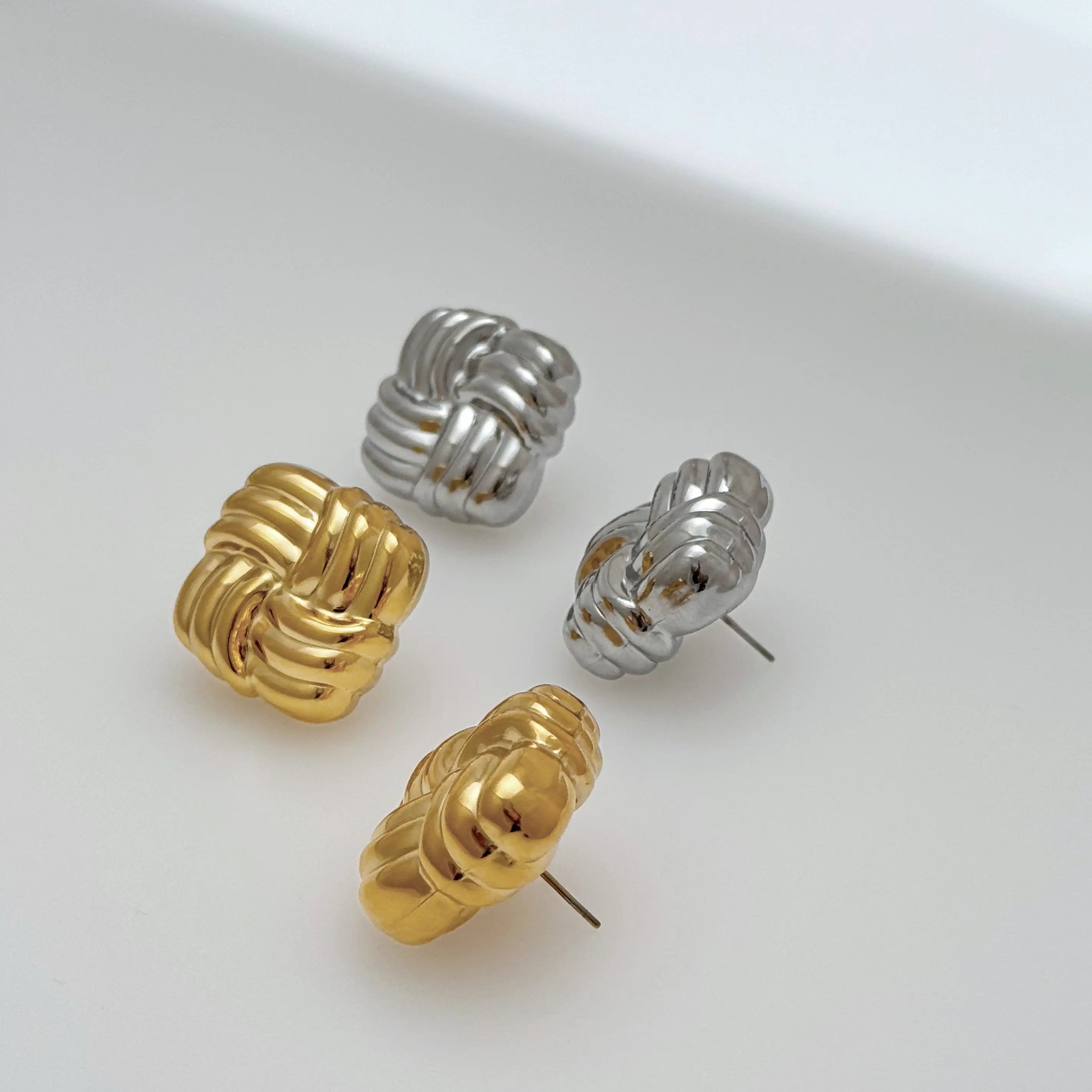 Violette Stud Earrings